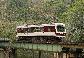 Revival-colored Eizan Electric Railway train departing from Yase-Hieiyamaguchi Station